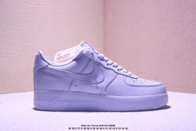 公司级耐克Nike Air Force 1“07空军一号低帮百搭休闲运动板鞋。柔软、弹性十足的缓震性能和出色的中底设计，横跨复古与现代的外结合，造就出风靡全球三