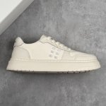 本地 核心私 新货Valentino 华伦天奴 Rockstud Untitled 厚底休闲铆钉小白鞋 明星同款 软羊皮低帮运动板鞋 经典百搭款绗缝格纹打造瞩目