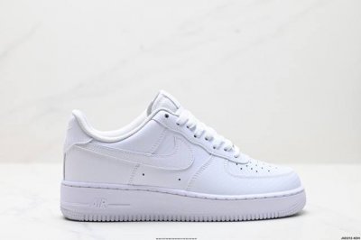 公司级耐克Nike Air Force 1’07空军一号低帮百搭休闲运动板鞋。柔软、弹性十足的缓震性能和出色的中底设计，横跨复古与现代的外型结合，造就出风靡全球