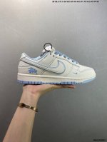 公司级Stussy X Nike Dunk Low 此款主张打破传统的工业化流水线设计限制，以Made By Ideas的超级创意为理念，集结众多潮流设计师，结