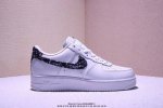 公司级耐克Nike Air Force 1“07空军一号低帮百搭休闲运动板鞋。柔软、弹性十足的缓震性能和出色的中底设计，横跨复古与现代的外结合，造就出风靡全球三