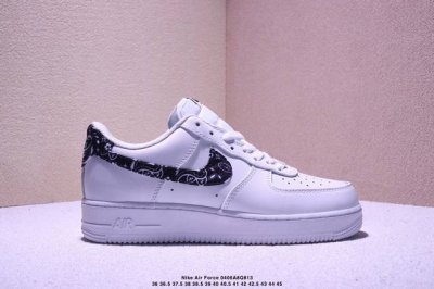 公司级耐克Nike Air Force 1“07空军一号低帮百搭休闲运动板鞋。柔软、弹性十足的缓震性能和出色的中底设计，横跨复古与现代的外结合，造就出风靡全球三