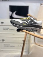 Nk Air Max 1 初代复古气垫慢跑鞋 由Tinker Hatfeld和Mark parker在1987年设计 灵感来自于巴黎蓬皮杜中心 Tinker H