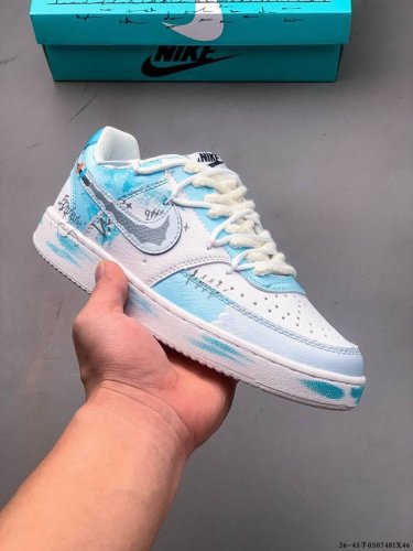 公司级！Nike Court Vision 1 “镜之魅影”手绘涂鸦定制板鞋 在那幽谧昏暗的房间里，一面古老的镜子静静伫立，镜面斑驳，裂痕交错，镜之魅影，它不仅