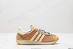 公司级阿迪达斯 Adidas WB Country 生胶底 秀气大方的鞋型 气质修身。以现代设计融合复古跑步和足球风，采用锦纶和绒面革鞋面，灵感源自70年代 c