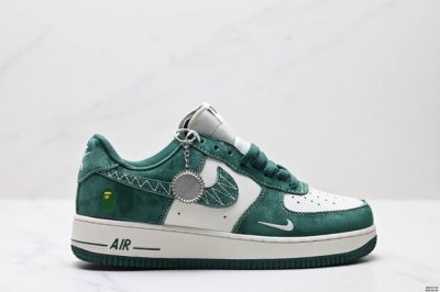 公司级耐克Nike Air Force 1“07空军一号低帮百搭休闲运动板鞋。柔软、弹性十足的缓震性能和出色的中底设计，横跨复古与现代的外型结合，造就出风靡全球