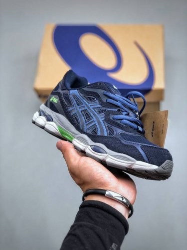 Asics Gel-Nyc 亚瑟士运动休闲透气专业跑鞋 鞋面采用反绒皮与网布拼接 透气舒适兼具休闲时尚 结合简明的配色 展现品牌的传承及引领复古流行的主题 虎爪