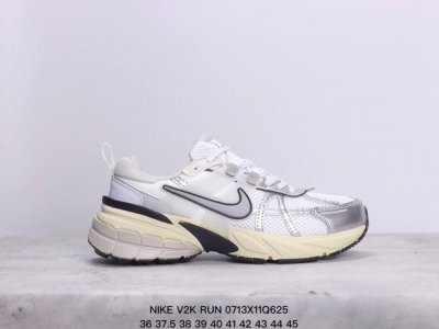 公司级耐克nike V2K Run跑步鞋复古风潮 网面透气运动鞋 灰银紧致的鞋面材质提供良好的包裹性鞋侧 Swoosh以及鞋头部分搭配增添不少亮点的镀铬细节鞋垫