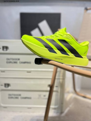 ad Adizero Evo Sl 阿迪超轻透气缓震跑鞋 以令人难以置信的138克重量，刷新了跑鞋轻量化的记录，阿迪在材料科学和工艺技术上的深厚积累 全新鞋款采