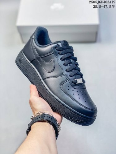 公司带半码 耐克Nike Air Force 1 07 空军一号低帮百搭休闲运动板鞋 柔软 弹性十足的缓震性能和出色的中底设计 横跨复古与现代的外结合 造就出风