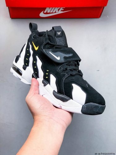 250 nike Air Dt Max 96 新款缓震运动休闲鞋 整双鞋在黑白配色的风格下，凭借鞋侧的黑白纹路设计吸睛十足。之后鞋面辅以绑带设计，鞋底还搭载着可