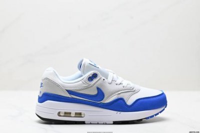 公司级Nike Air Max 1 耐克气垫 缓震 耐磨运动鞋 鞋身材质均选择皮革 织物 麂皮多种材质覆盖 保证质感的前提下 层次感也相当不错 带有开窗式 Ai
