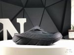 红卡 拖鞋 Hoka 夏季新款百搭沙滩拖鞋 Hoka在超厚中底方面的积累 让它跑在了其他厂商的前面 推出的沙滩拖鞋以缓震和轻量的优势 得到众多跑者的青睐！ 尺码