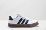 真标Adidas Daily 4.0 阿迪达斯 舒适百搭 低帮 板鞋 融合了复古与现代风格 简约而富有质感 整体线条流畅 轮廓分明 尽显时尚气息 鞋身采用经典的