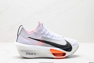公司级新品发布 Nike Air Zoom Alphafly Next%3 Proto整体采用前作的设计语言，并且对后者的细节进行升级，马拉松和长距离路跑的性能