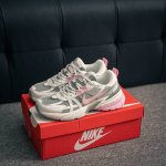 核心私 Nike V2K Run 减震防滑复古低帮跑步鞋 材质上使用大面积网眼 皮革 Tpu 组成 支撑和透气性肯定不错 中底处由 Cushlon 泡绵打造 保