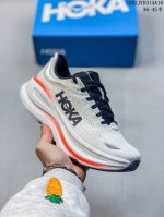 220 公司级小红书推荐M Skyflow 全新配色 这个品牌来自于新西兰的毛利语，Hoka表示大地，One One表示飞越，连起来就是飞越地平线，One On