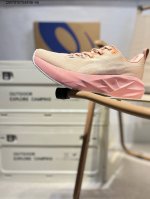 Asics Novablast 5亚瑟士经典跑鞋 如今机能风和户外风吹得正劲，便是主打“Urban Outdoor机能越野风格”，城市和户外场景都能轻松应对。关