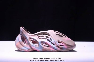 阿迪Yeezy Foam Runner ”Mineral Blue “ 椰子洞洞鞋 一体注塑成型 模具前后修改8 9次 精密度要求高 密度克重同步 不存在偷工减