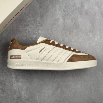 本地 核心私 supreme X Adidas Original Samba Og 阿迪达斯 低帮 联名棕白 桑巴防滑耐磨轻便板鞋 鞋身整体采用米白色皮革打造