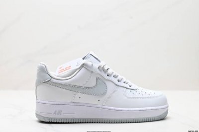 真标耐克Nike Air Force 1“07空军一号低帮百搭休闲运动板鞋。柔软、弹性十足的缓震性能和出色的中底设计，横跨复古与现代的外型结合，造就出风靡全球三