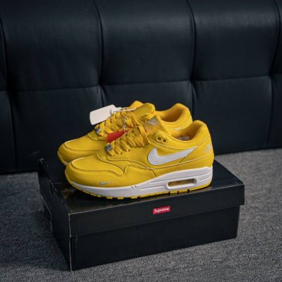 核心私 Nike Air Max 1 耐克气垫 缓震 耐磨运动鞋 鞋身材质均选择皮革 织物 麂皮多种材质覆盖 保证质感的前提下 层次感也相当不错 带有开窗式 A