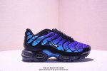 耐克 Nike Air Max Plus是Nike旗下另类鞋款的代表，Tn 它诞生于1996年，是第一款使用Tunedair气垫的跑鞋，其特点就在于实现各气室间