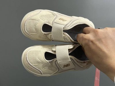 牛B新款920玛丽珍网面拼接魔术贴儿童凉鞋 Size：24-37码 时髦又洋气的Nb玛丽珍系列 网面优质皮料拼接，透气又舒适 1:1高端定制Md大底，脚感超舒服