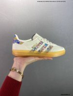 公司级Adlidas Originals Gazelle Indoor ”这款阿迪达斯运动鞋是 1979年 Gazelle Indoor 运动鞋的复兴，柔软的绒