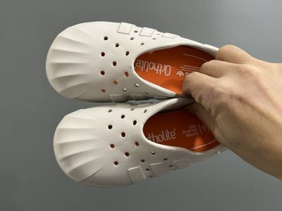 a家丑萌洞洞一脚蹬儿童凉鞋 Size：24-37码 丑萌丑萌的小可爱凉鞋 透气孔设计，舒适不闷脚 附赠一对鞋垫，方便清洗 一体成型工艺，全身无胶