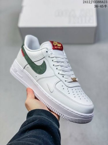 公司级带半码 耐克nike Air Force 7 空军一号低帮百搭休闲运动板鞋。柔软、弹性十足的缓震性能和出色的中底设计，横跨复古与现代的外型结合，造就出风靡