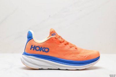 Hoko 缓震 超轻厚底轻量山地跑步鞋 微翘式鞋头设计 响应灵活 保护脚趾 采用经典鞋型 融入全新细节点缀 整体简约且富有质感 鞋底耐磨材质搭配丰富的防滑底纹设