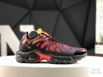 真标带半码 耐克 Nike Air Max Plus Drift 缓震运动休闲鞋！鞋款将继续使用 Tuned Air 科技并保持基础的鞋型轮廓，不同的是在鞋面加