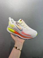 公司级Nk Air Zoom Vomero 18 轻便舒适公路跑步鞋 Hm6803-001 质感柔软 弹力充沛 助力一路畅跑 乐享不停 厚实泡绵缔造舒适的回弹效