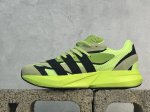 放店私 Ad Lightblaze 耐磨减震跑步鞋 冲向目标，一路向前，不断挑战和突破自我 无论是平时训练还是马拉松，让这款Adidas跑步鞋伴你畅快开跑 兼具