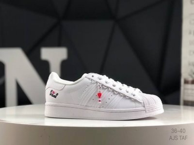 阿迪达斯 Adidas Superstar Ayoon W 三叶草运动鞋经典贝壳头板鞋 时尚男女鞋 。真皮鞋面材质 标志性的贝壳鞋头，锯齿三条纹，简约的线条。就