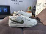 高端定制Nike Sb Dunk Low 斯图西联名--- 奶白绿 印花 高端定制 低帮休闲板鞋 定制鞋盒 大厂纯原品质出货 超高清洁度 皮料切割干净无任何毛边