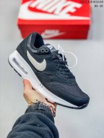 耐克 Nike Air Max1 Sp混合科技 透气后掌半气垫慢跑鞋 兼具非凡优质外观和出色穿着体验！性能出众的一双透气鞋面后置半掌气垫运动鞋。货号：Dc533