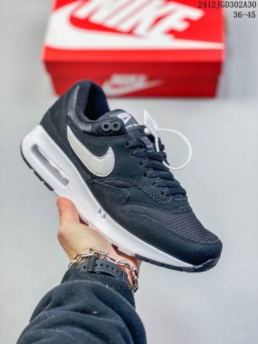 耐克 Nike Air Max1 Sp混合科技 透气后掌半气垫慢跑鞋 兼具非凡优质外观和出色穿着体验！性能出众的一双透气鞋面后置半掌气垫运动鞋。货号：Dc533