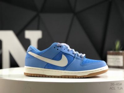 耐克Nike Sb Dunk Low Pro 复古低帮 休闲运动滑板板鞋。采用脚感柔软舒适Zoomair气垫，有效吸收滑板等极限运动在落地时带来的冲击力，为街头