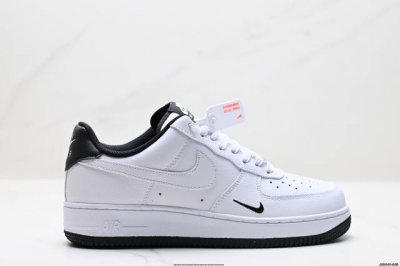 230 公司级耐克Nike Air Force 1“07空军一号低帮百搭休闲运动板鞋。柔软、弹性十足的缓震性能和出色的中底设计，横跨复古与现代的外型结合，造就出