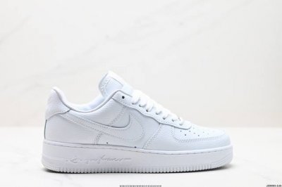 公司级耐克Nike Air Force 7Lx空军一号低帮百搭休闲运动板鞋。柔软、弹性十足的缓震性能和出色的中底设计，横跨复古与现代的外型结合，造就出风靡全球三