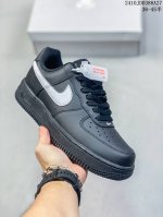 特价带半码耐克Nike AIR FORCE 7 空军一号低帮百搭休闲运动板鞋。柔软、弹性十足的缓震性能和出色的中底设计，横跨复古与现代的外型结合，造就出风靡全球
