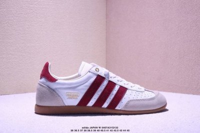 公司级 T头鞋 Japan W复古薄底经典运动鞋女Adidas阿迪达斯三叶草 它以柔软的皮革鞋面搭配耐磨橡胶外底，展现出复古与现代的融合。鞋面采用细腻纹理设计，