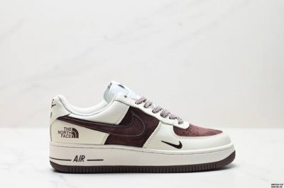真标耐克Nike Air Force 1’07空军一号低帮百搭休闲运动板鞋。柔软、弹性十足的缓震性能和出色的中底设计，横跨复古与现代的外型结合，造就出风靡全球三