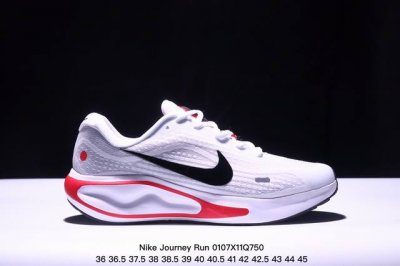 公司级nike Journey Run 2024跑步鞋 使用了新型的缓震材料 脚感偏韧 后跟有加厚的海绵填充 鞋子前掌和后掌做了加宽设计 增加了跑步时的稳定性