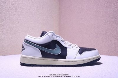 Air Jordan 1 Low Aj1 原装版本低帮球鞋一直是占领街头的宠儿。眼前两款 Air Jordan 1 Low 新品，不仅拥有黑脚趾的熟悉轮廓，简洁