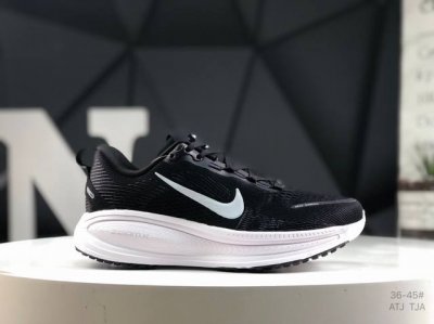 真标带半码 耐克 Nike Vomero 18 舒适减震防滑 低帮跑步鞋 全掌Reactx泡绵中底 前掌和后跟还配备了Air Zoom气垫单元 据说跑起来更快更