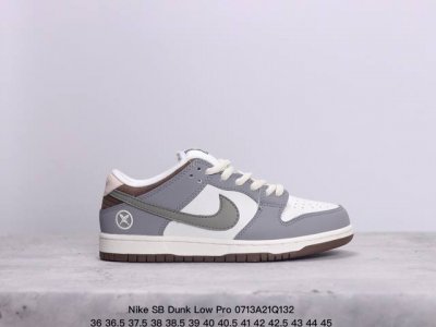 耐克nike Sb Dunk Low Pro 扣篮系列复古低帮休闲运动滑板板鞋。采用脚感柔软舒适zoomair气垫，有效吸收滑板等极限运动在落地时带来的冲击力，