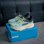 核心私 hoka M Bondi 9全新配色 这个品牌来自于新西兰的毛利语 Hoka表示大地 One One表示飞越 连起来就是飞越地平线 One One不是读